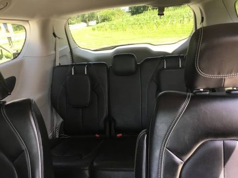 Used 2023 Chrysler Pacifica Touring-L FWD image 11