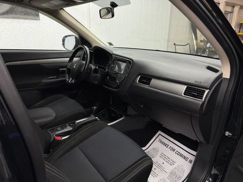 Used 2017 Mitsubishi Outlander SE FWD image 7
