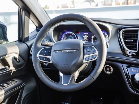 New 2027 Chrysler Pacifica Select FWD image 18