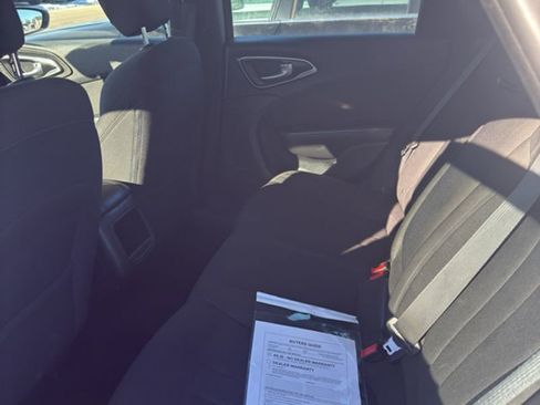 Used 2016 Chrysler 200 Limited image 9