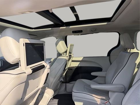 Used 2018 Chrysler Pacifica Limited w/ Advanced Safetytec Group FWD image 27