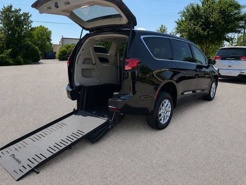 Used 2023 Chrysler Pacifica Touring-L FWD image 5