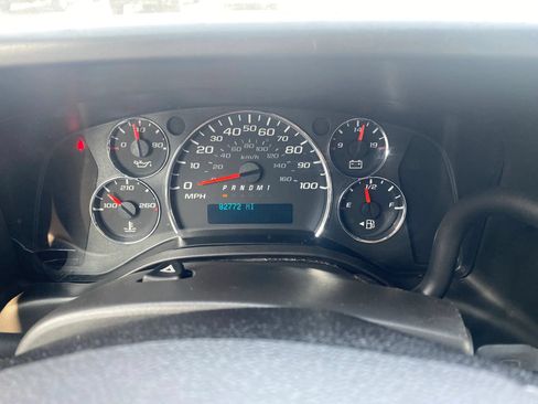 Used 2018 Chevrolet Express 3500 w/ Driver Convenience Package RWD image 9