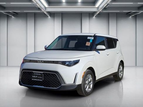 Certified 2023 Kia Soul LX w/ LX Technology Package FWD image 3