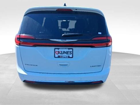 Used 2023 Chrysler Pacifica Limited image 8