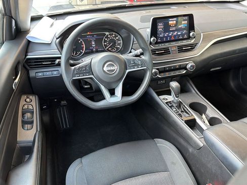 Used 2025 Nissan Altima 2.5 SV FWD image 18