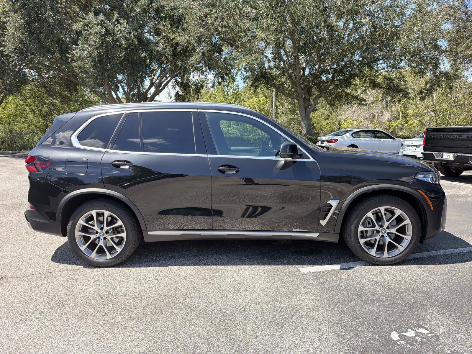 Used 2025 BMW X5 xDrive40i w/ Premium Package AWD/4WD image 3