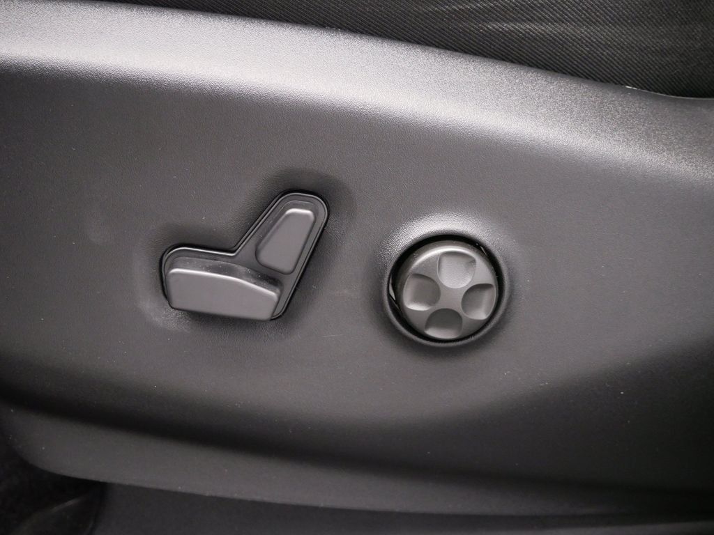 New 2027 Chrysler Pacifica Select AWD/4WD image 20