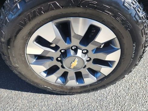 Used 2024 Chevrolet Silverado 2500 Custom w/ Custom Value Package image 10