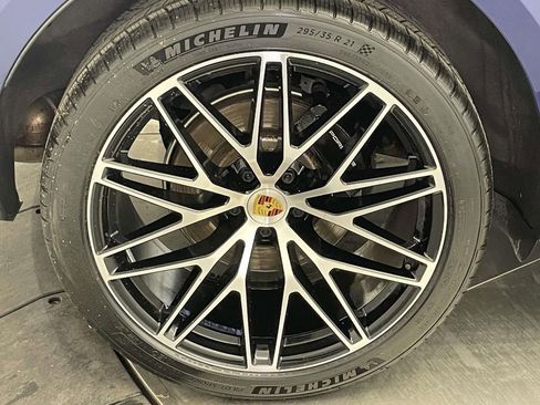 Certified 2022 Porsche Macan AWD/4WD image 13