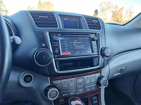 Used 2013 Toyota Highlander Limited image 25