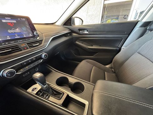 Used 2025 Nissan Altima 2.5 SV FWD image 42
