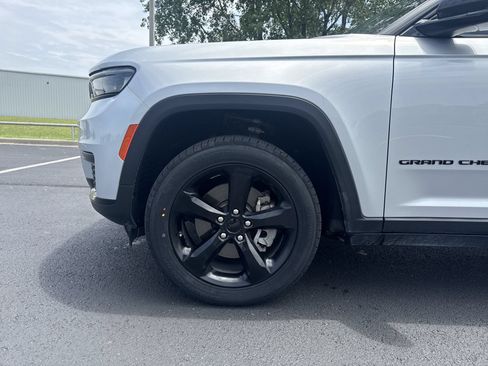 Used 2023 Jeep Grand Cherokee L Laredo AWD/4WD image 10