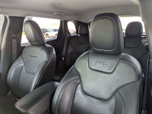 Used 2019 Jeep Cherokee Limited image 7