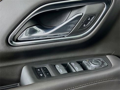 Used 2023 Chevrolet Suburban High Country w/ Advanced Technology Package image 9