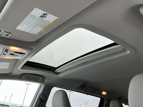 Used 2018 Toyota Sienna L image 10