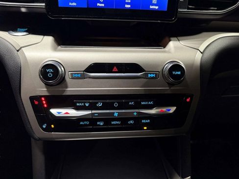 Used 2022 Ford Explorer XLT w/ Equipment Group 202A image 7
