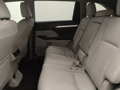 Used 2019 Toyota Highlander LE AWD/4WD image 18