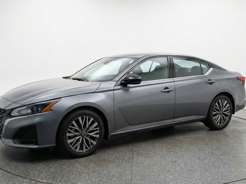 Used 2025 Nissan Altima 2.5 SV image 3