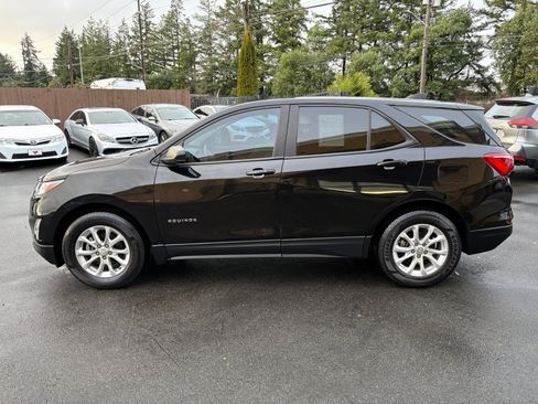 Used 2020 Chevrolet Equinox LS w/ LS Convenience Package image 4