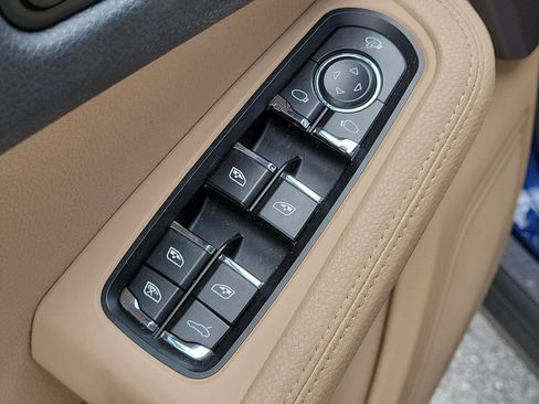 Certified 2023 Porsche Macan AWD/4WD image 27