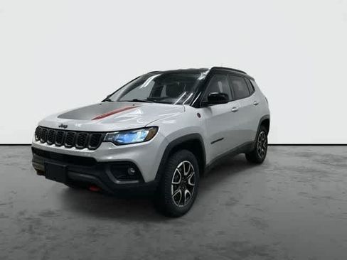 Used 2025 Jeep Compass Trailhawk w/ Trailer Tow Group AWD/4WD image 7