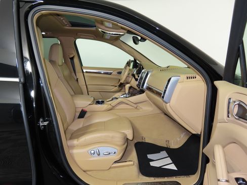 Used 2012 Porsche Cayenne S image 33