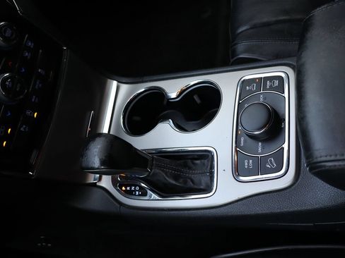 Used 2019 Jeep Grand Cherokee Overland AWD/4WD image 17