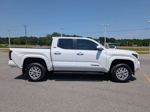 Used 2024 Toyota Tacoma SR5 AWD/4WD image 6