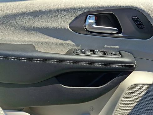 Certified 2023 Chrysler Pacifica Touring-L FWD image 13