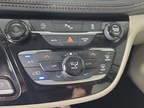 Used 2018 Chrysler Pacifica Limited FWD image 19