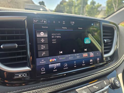 Used 2024 Chrysler Pacifica Limited FWD image 27