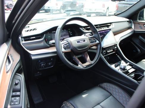Used 2025 Jeep Grand Cherokee Summit w/ Advanced Protech Group IV AWD/4WD image 27