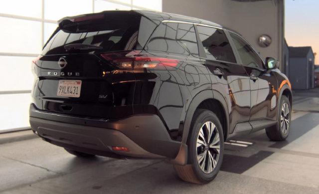 Used 2023 Nissan Rogue SV FWD image 3