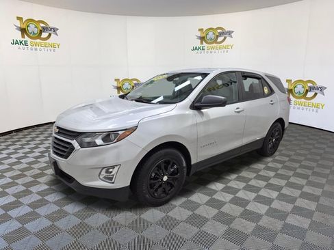 Used 2020 Chevrolet Equinox LS w/ LS Convenience Package FWD image 4
