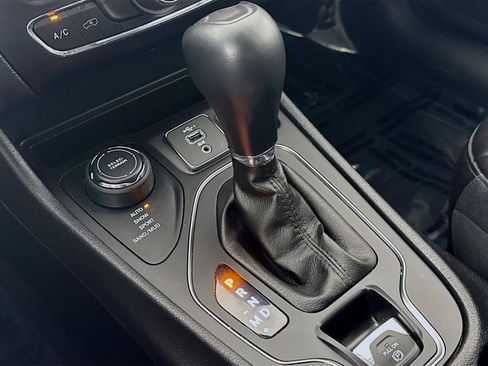 Used 2020 Jeep Cherokee Latitude Plus w/ Cold Weather Group AWD/4WD image 18