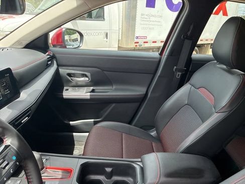 Used 2025 Nissan Kicks SR FWD image 16