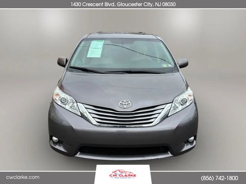 Used 2015 Toyota Sienna XLE image 3