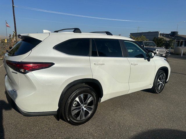 Used 2023 Toyota Highlander XLE AWD/4WD image 12