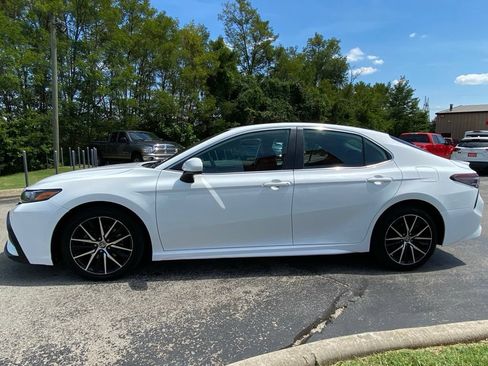 Used 2021 Toyota Camry SE FWD image 6