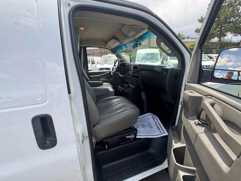 Used 2017 Chevrolet Express 3500 Extended image 23