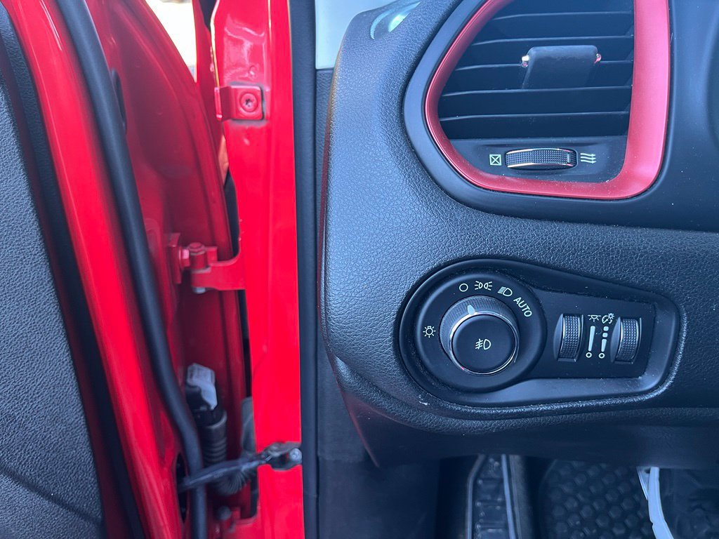Used 2018 Jeep Renegade Trailhawk w/ Cold Weather Group II AWD/4WD image 11