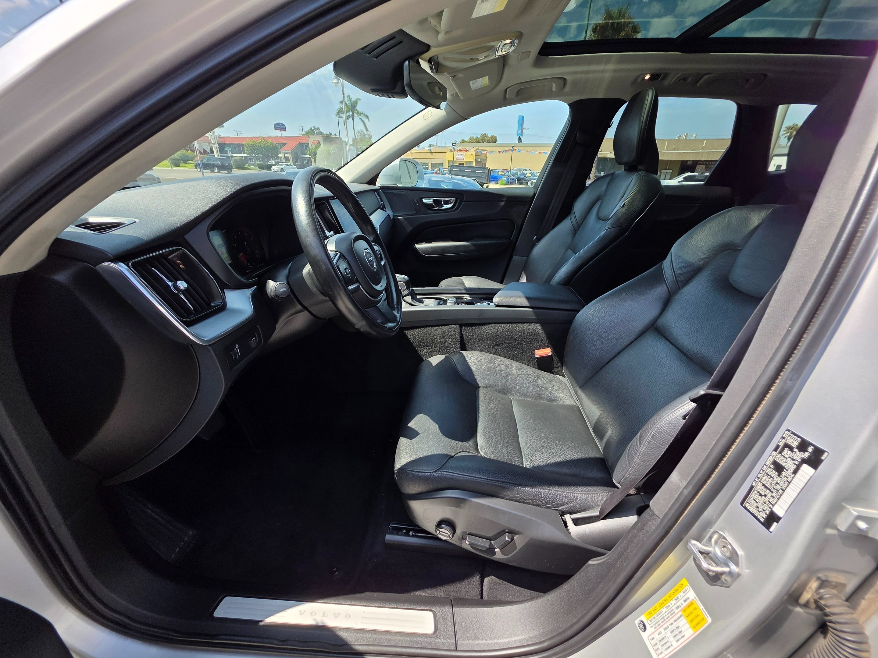 Used 2019 Volvo XC60 T6 Momentum w/ Multimedia Package AWD/4WD image 22