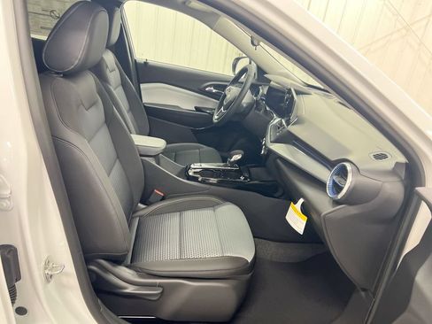 Used 2025 Chevrolet Trax LT w/ LT Convenience Package FWD image 21