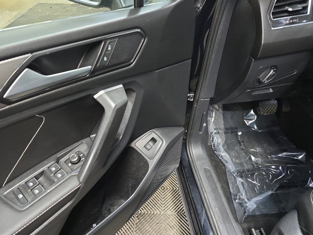 Used 2022 Volkswagen Tiguan SE w/ Panoramic Sunroof Package AWD/4WD image 28