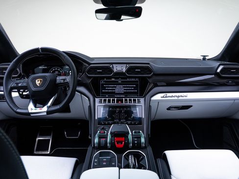 Used 2022 Lamborghini Urus image 2