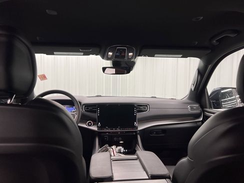 Used 2025 Jeep Wagoneer 4WD w/ Convenience Group I image 17