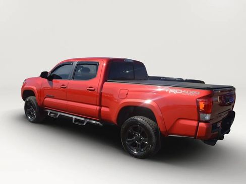 Used 2017 Toyota Tacoma TRD Sport image 5