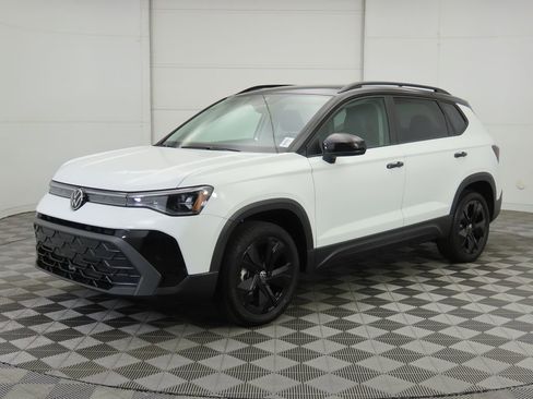 New 2026 Volkswagen Taos SE image 1