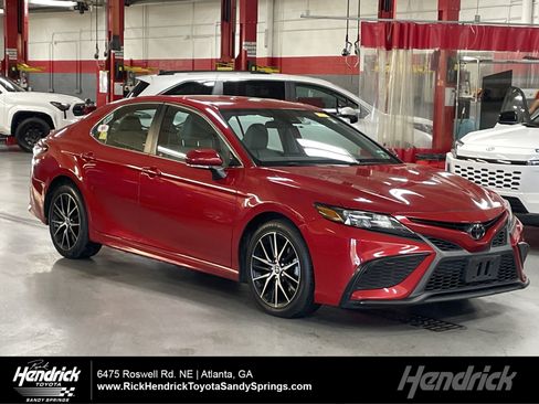 Used 2022 Toyota Camry SE image 1